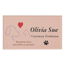 De diergeneeskundige technicus schildert afdrukken naambadge