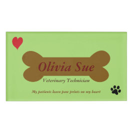 De diergeneeskundige technicus schildert afdrukken naambadge