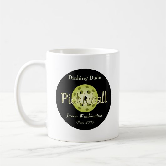 De Dinking Dude Guy Pickleball Bal Koffiemok (Links)