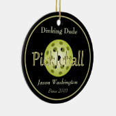 De Dinking Dude Guy Pickleball Ball Keramisch Ornament (Rechts)