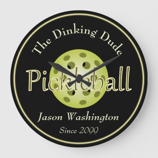 De Dinking Dude Guy Pickleball Ball Wall Clock Grote Klok (Voorkant)