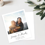 De Directe Foto 2 van de begroting sparen de Datum<br><div class="desc">** SATIN PAPIER IS PAPIER THIN. UPGRADE HET PAPIER VOOR EEN THICKERPAPIER. HEEFT EEN OPTIE VOOR ENVELOPES. *** Bespaar geld op formele uitnodigingen met deze kleinere uitnodiging die een optie voor enveloppen heeft. Bereid uw gasten voor op de geweldige bruiloft met uw Onmiddellijke Foto 2 Save the Date - White...</div>