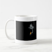 de dj - arm in brand koffiemok (Links)