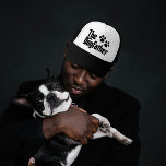 De Dogfather zwart-wit leuk gezegde Trucker Pet<br><div class="desc">Met The Dogfather-tekst met pootafdrukken in zwart-wit is deze truckerhoed het perfecte pet voor de hondenvader. Hoewel de woorden niet kunnen worden bewerkt, kunt u de kleur van de tekst wijzigen in wat u maar wilt en de tekst uniek maken voor u. Winkel nu voor Vaderdag of je favoriete hond...</div>