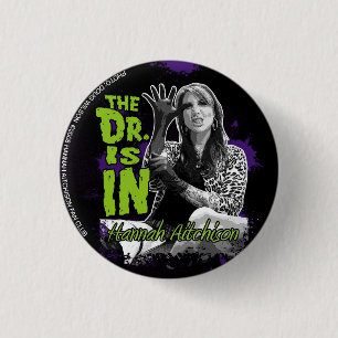 De dokter is binnen. Button - Hannah Aitchison
