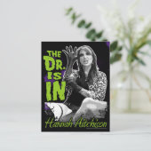 De dokter is er. Briefkaart - Hannah Aitchison (Staand voorkant)