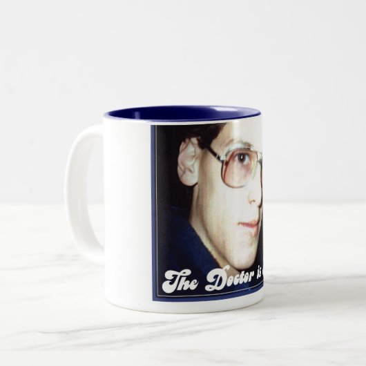 De dokter is er. tweekleurige koffiemok (Voorkant links)