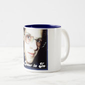 De dokter is er. tweekleurige koffiemok (Voorkant rechts)