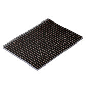 De donkere zwarte muur heeft een ruw oppervlak als notitieboek (Linkerzijde)