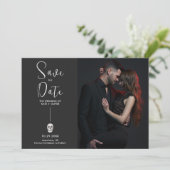 De dood doet ons deel save the date (Staand voorkant)