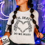 De dood van vandaag doet ons een cadeautje voor br t-shirt<br><div class="desc">Vier je bruidsploeg met een vleugje donkere elegantie met ons Gotische T-shirt "Til Death Do Us Party", het perfecte cadeau voor bruidsmeisjes. Geïnspireerd door de tijdloze zin "til death do us part", is dit shirt ideaal voor een gotische bruiloft of een duister sprookjesachtig huwelijksthema. Omarm de "bruid of die" -sfeer...</div>