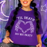 De dood van vandaag doet ons een cadeautje voor br t-shirt<br><div class="desc">Omarm de gotische allure van uw bruiloft met onze "Til Death Do Us Party" Gift voor bruidsmeisjes Gothic T-Shirt. Perfect voor een duistere sprookjesbruiloft, deze shirten mengen het klassieke "til death do us part" sentiment met een speelse twist. Of je nu viert met een bruid of die vrijgezellenthema of gewoon...</div>