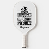 De douane onderschat nooit een oud Man met een Pickleball Paddle (Achterkant)