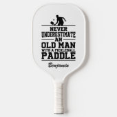 De douane onderschat nooit een oud Man met een Pickleball Paddle (Voorkant)