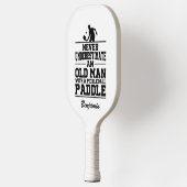 De douane onderschat nooit een oud Man met een Pickleball Paddle (Links)