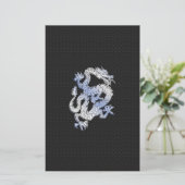 De Draak van de Stijl van het Chrome over de Zwart Briefpapier (Staand voorkant)