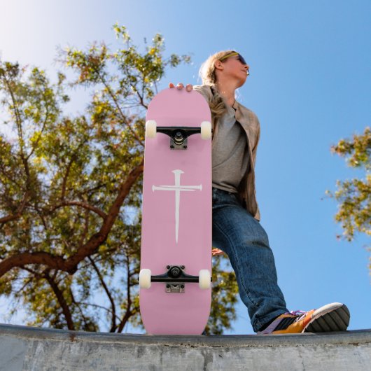De drie spijkers, roze en wit kruis Christelijk Persoonlijk Skateboard (Buiten 1)