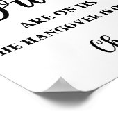 De Drinken staan op ons Funny Wedding Bar-teken Poster (Hoek)