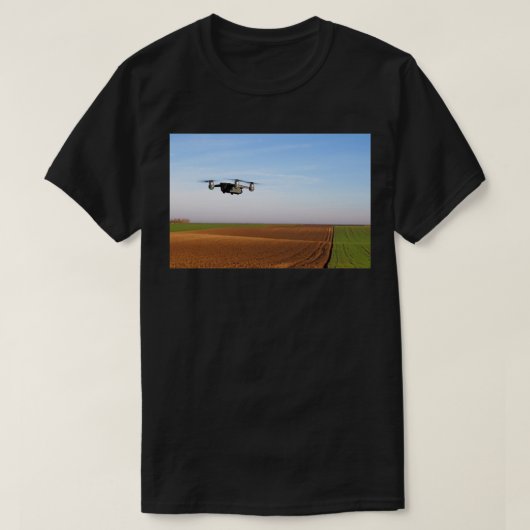 De drone vliegt over het geploegde veld 1 t-shirt (Design voorkant)