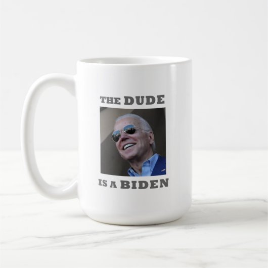 DE DUDE IS EEN BIDEN Mok (Links)
