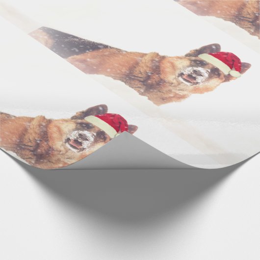 De Duitse herder in de sneeuwfeestelijke krant Cadeaupapier (Hoek)