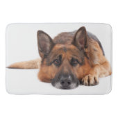 De Duitse herder ligt op een witte achtergrond Badmat (Voorkant)