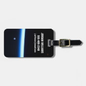 De dunne atmosfeer van de aarde en een gigantische bagagelabel (Voorkant horizontaal)