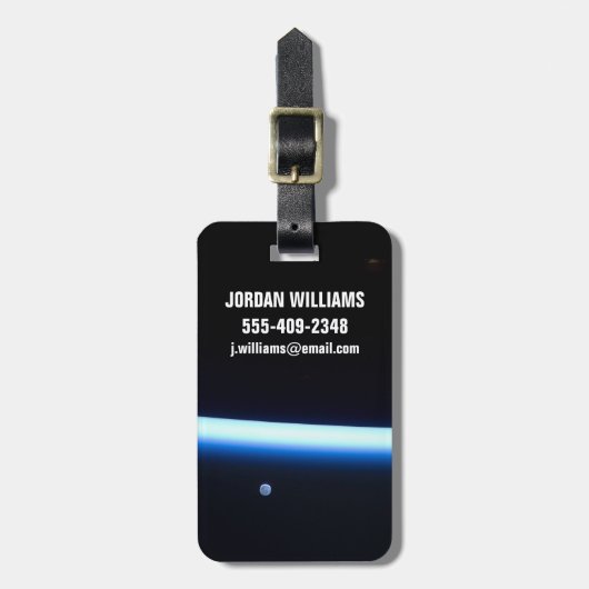 De dunne atmosfeer van de aarde en een gigantische bagagelabel (Voorkant verticaal)