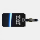 De dunne atmosfeer van de aarde en een gigantische bagagelabel (Achterkant horizontaal)