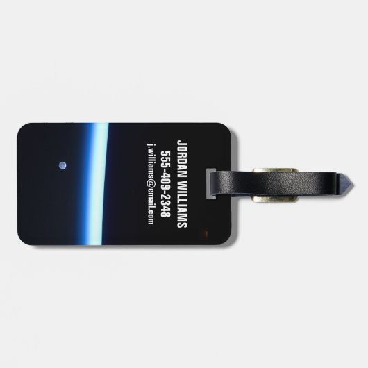 De dunne atmosfeer van de aarde en een gigantische bagagelabel (Achterkant horizontaal)