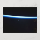 De dunne atmosfeer van de aarde en een gigantische briefkaart (Voorkant)