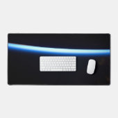 De dunne atmosfeer van de aarde en een gigantische bureaumat (Keyboard & Muis)