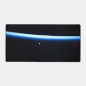 De dunne atmosfeer van de aarde en een gigantische bureaumat (Voorkant)