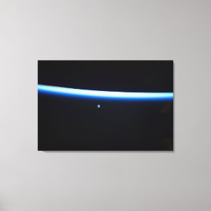 De dunne atmosfeer van de aarde en een gigantische canvas afdruk