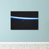 De dunne atmosfeer van de aarde en een gigantische canvas afdruk (Insitu (Houten vloer))