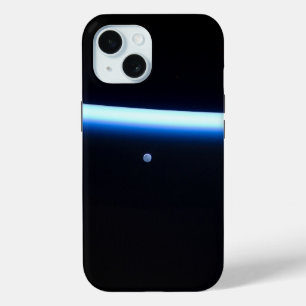 De dunne atmosfeer van de aarde en een gigantische iPhone 15 case
