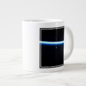 De dunne atmosfeer van de aarde en een gigantische grote koffiekop (Voorkant rechts)