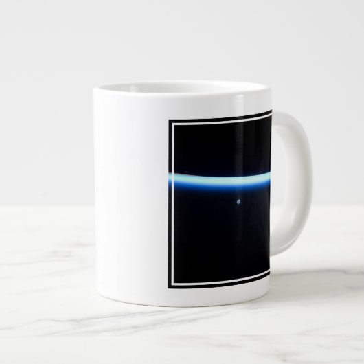 De dunne atmosfeer van de aarde en een gigantische grote koffiekop (Voorkant rechts)