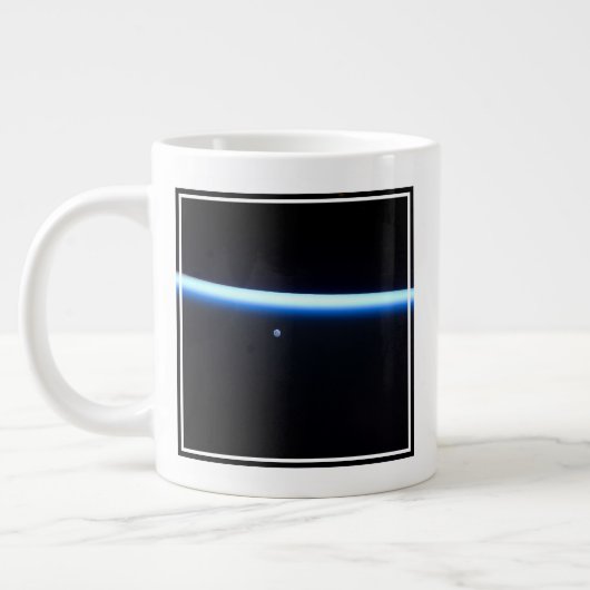 De dunne atmosfeer van de aarde en een gigantische grote koffiekop (Links)