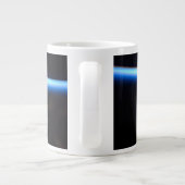 De dunne atmosfeer van de aarde en een gigantische grote koffiekop (Achterkant)