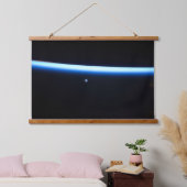 De dunne atmosfeer van de aarde en een gigantische hangend wandkleed (Slaapkamer)