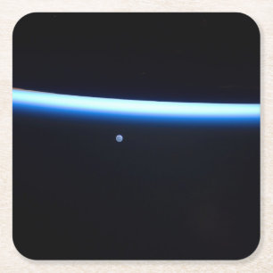 De dunne atmosfeer van de aarde en een gigantische kartonnen onderzetters