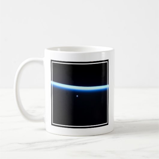 De dunne atmosfeer van de aarde en een gigantische koffiemok (Links)