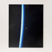 De dunne atmosfeer van de aarde en een gigantische legpuzzel (Verticaal)