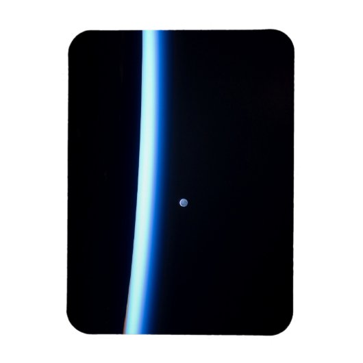 De dunne atmosfeer van de aarde en een gigantische magneet (Verticaal)