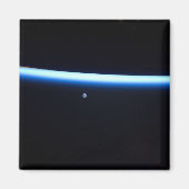 De dunne atmosfeer van de aarde en een gigantische magneet (Voorkant)