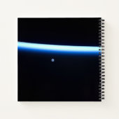 De dunne atmosfeer van de aarde en een gigantische notitieboek (Achterkant)