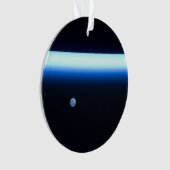 De dunne atmosfeer van de aarde en een gigantische ornament (voorkant)