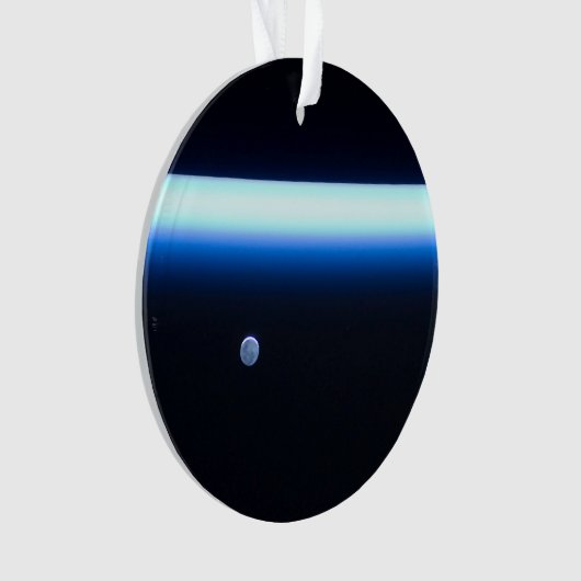 De dunne atmosfeer van de aarde en een gigantische ornament (voorkant)