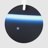 De dunne atmosfeer van de aarde en een gigantische ornament (achterkant)